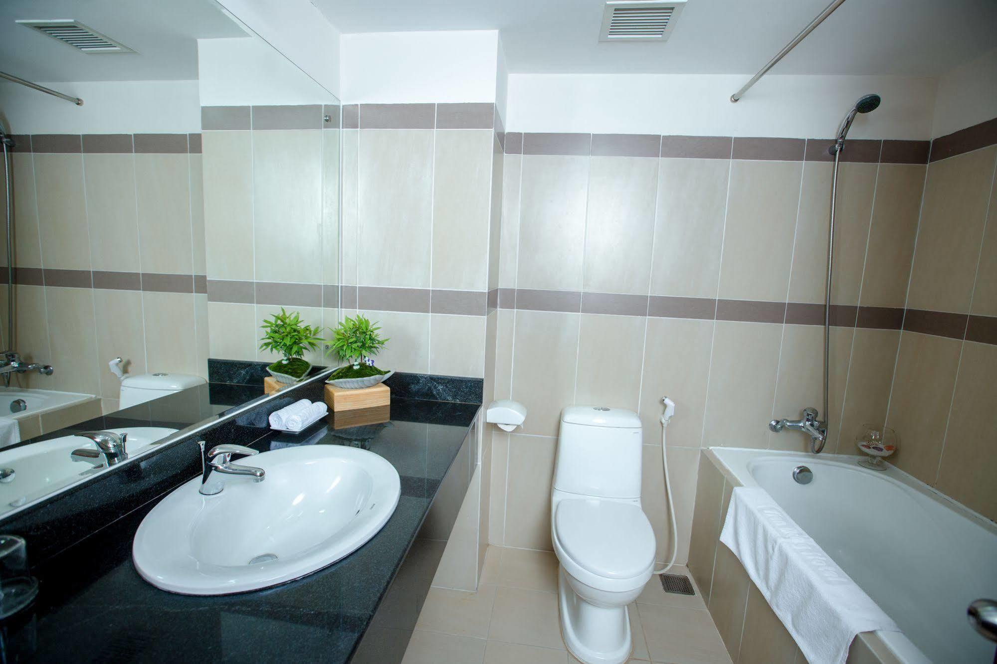 Vien Dong Hotel ญาจาง ภายนอก รูปภาพ